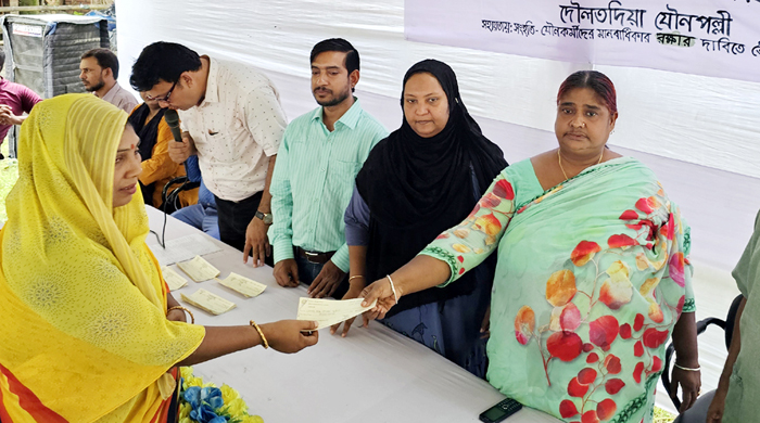 দৌলতদিয়ায় ৩৭২ জন অসহায় যৌনকর্মীর মাঝে চেক বিতরণ